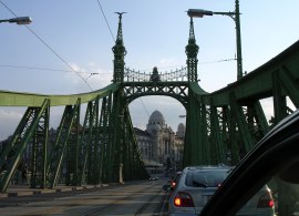 �berfahrt mit dem Auto �ber die Freiheitsbr�cke in Budapest